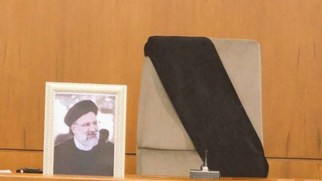 İran hökumətinin iclasındaRəisinin masası diqqət çəkdi